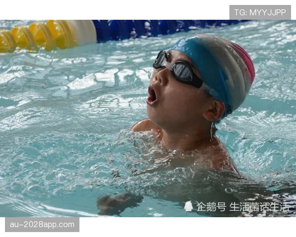 李冰洁泳池边汗流浃背的样子撞上她朋友圈那张下午茶账单，我只剩下无语